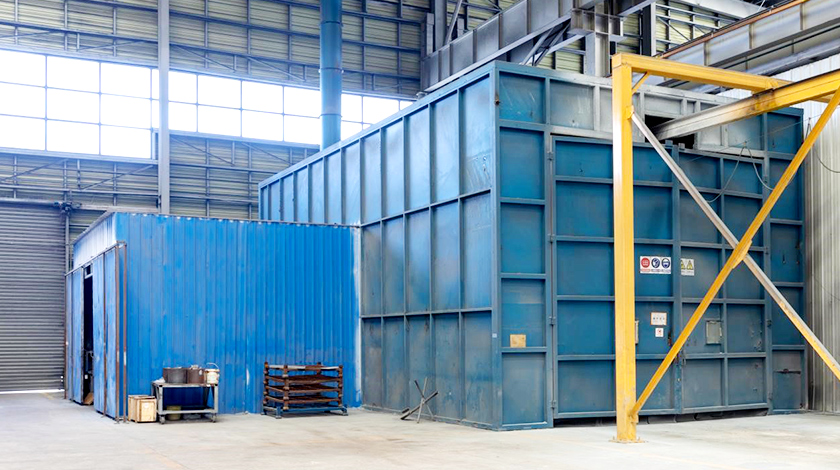 ورشة رش الزنك الساخن المغلقة مع نظام تهوية مستقل ومتقدم. حماية البيئة، الاحترافية، والجودة العالية.