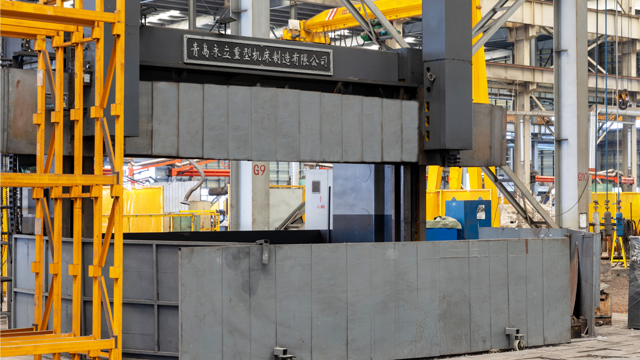 مخرطة تصنيع متخصصة للمكونات الهيكلية مثل أقراص قفل توربينات الرياح، مع معدات احترافية.