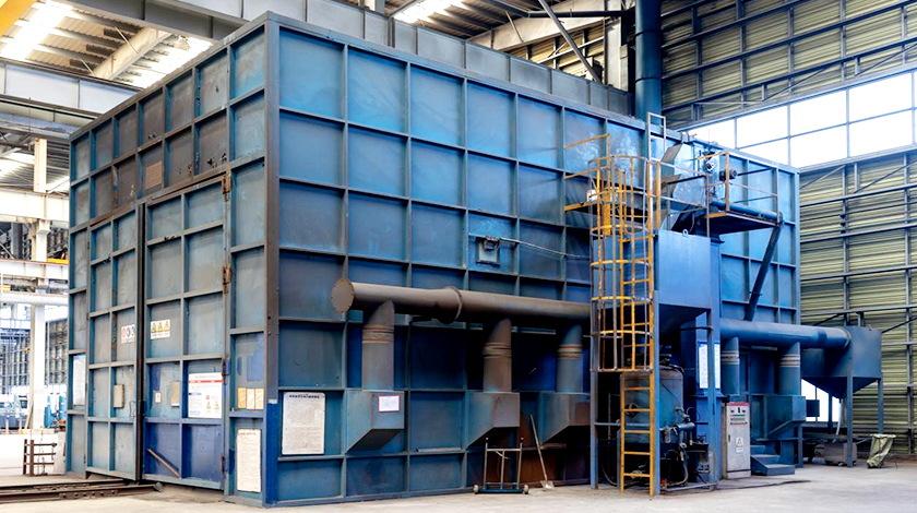 ورشة السفع بالخردق المغلقة المزودة بنظام تهوية متقدم. حماية البيئة، الاحترافية، والجودة العالية.